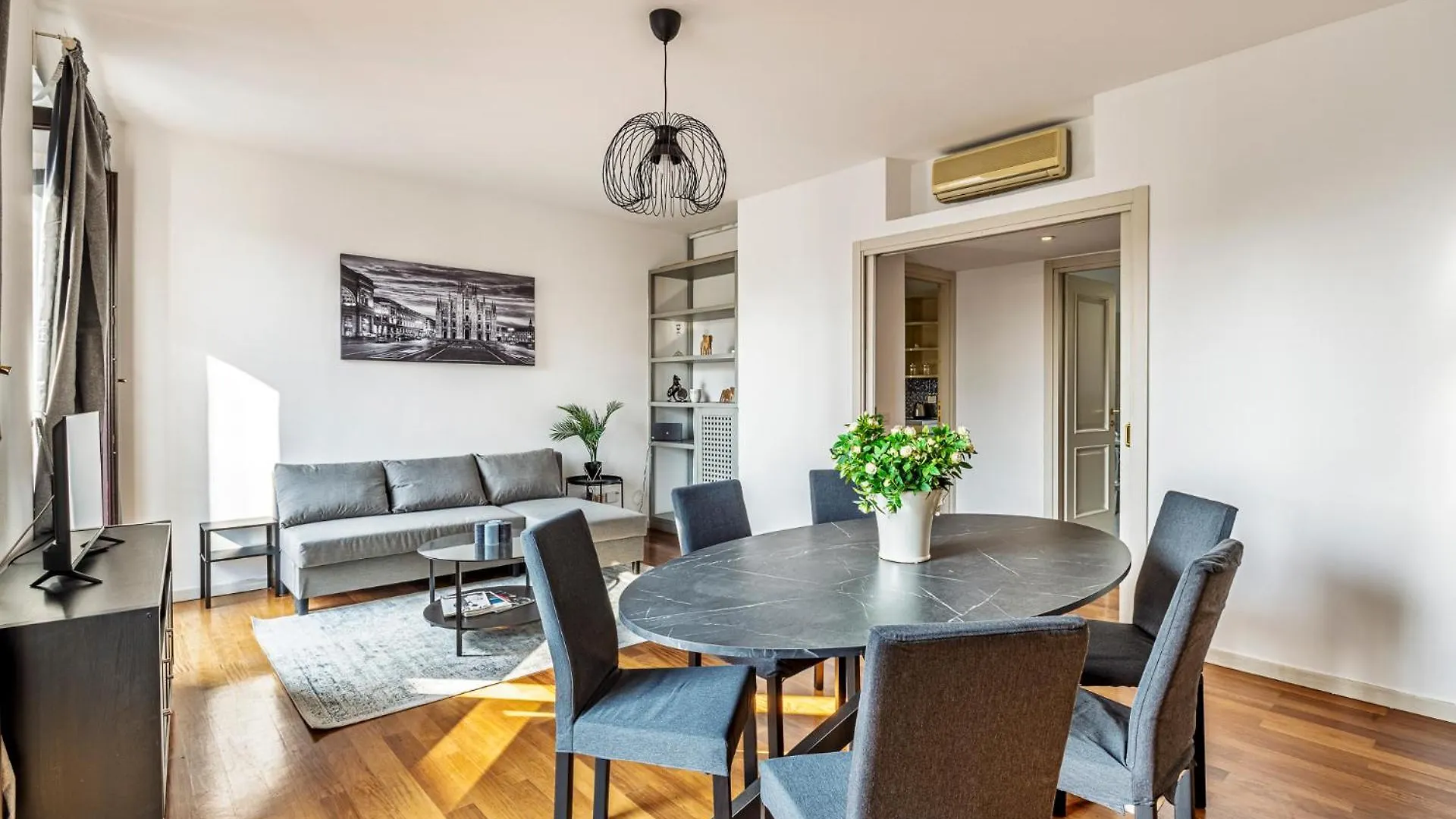 Elegant 2 Bedrooms Apartments Near Duomo Milan