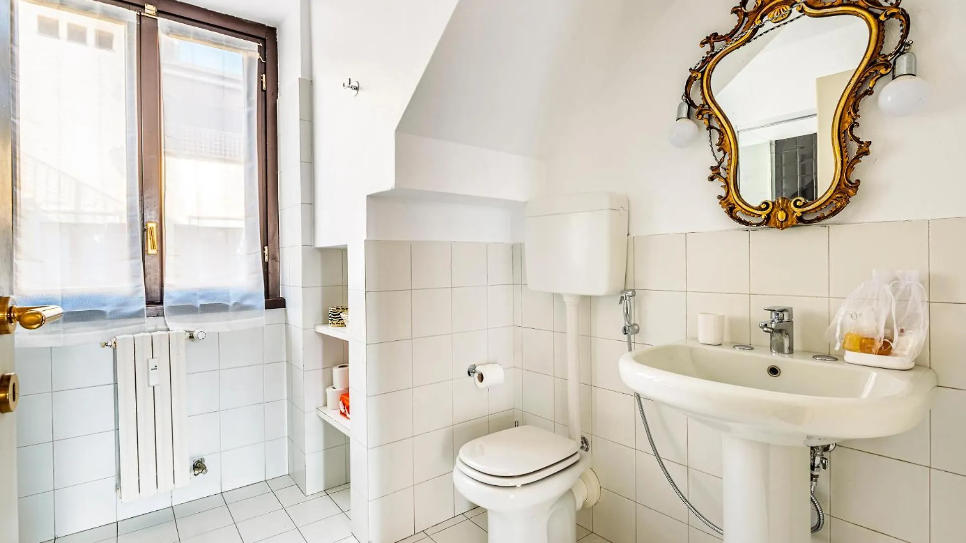Elegant 2 Bedrooms Apartments Near Duomo Milan