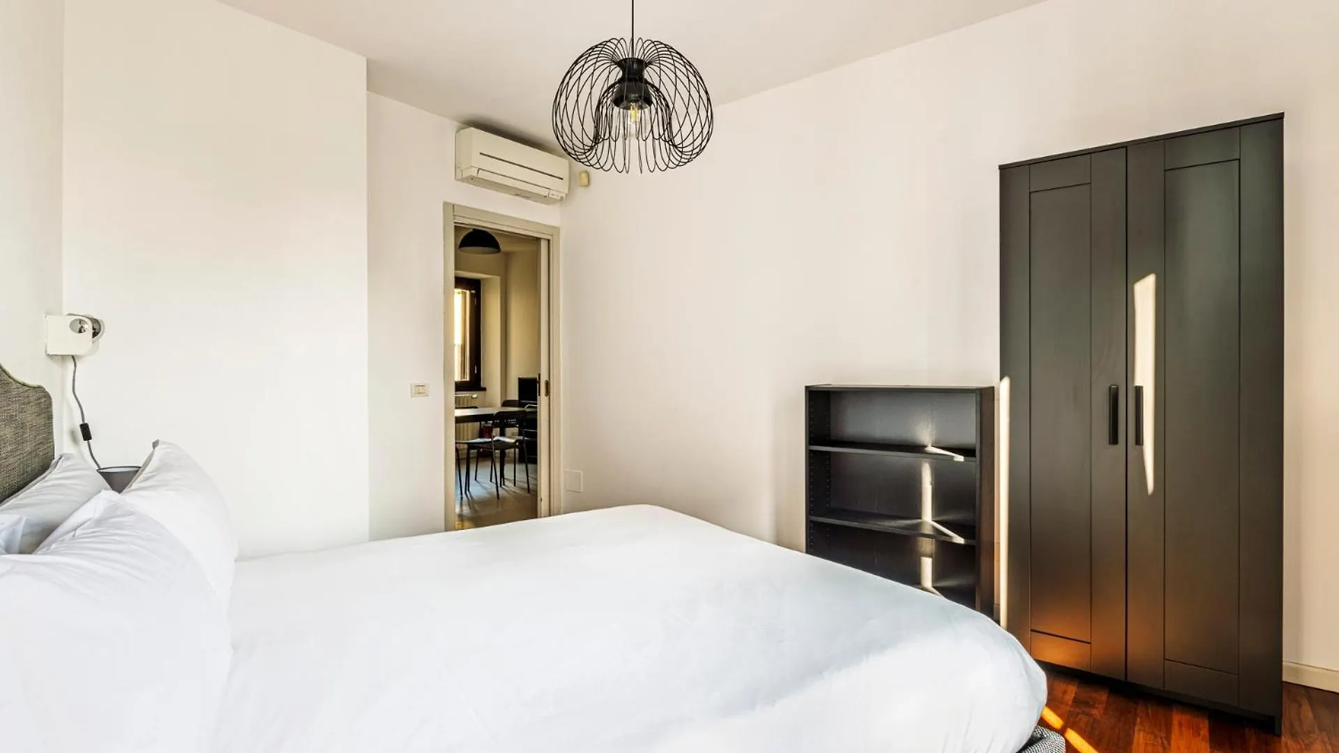Elegant 2 Bedrooms Apartments Near Duomo Milan 0*,  Italy