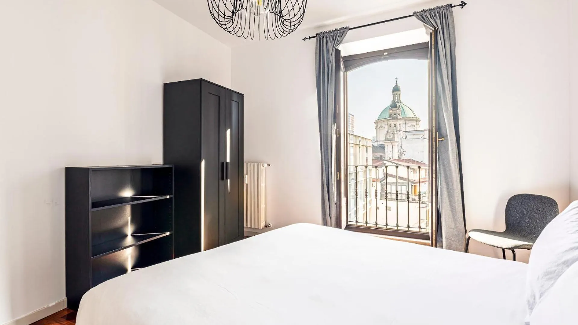 Elegant 2 Bedrooms Apartments Near Duomo Milan