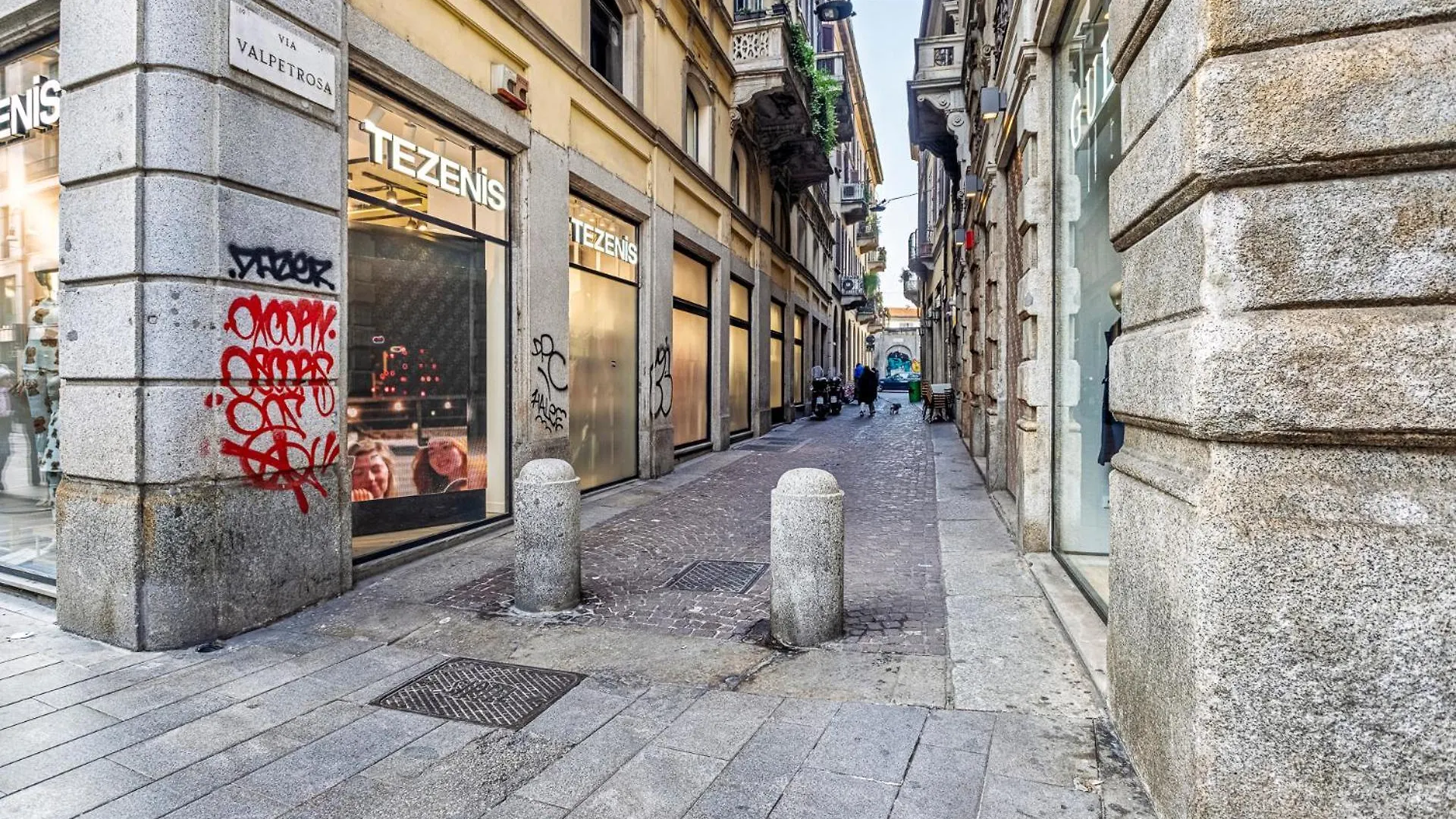 Elegant 2 Bedrooms Apartments Near Duomo Milan