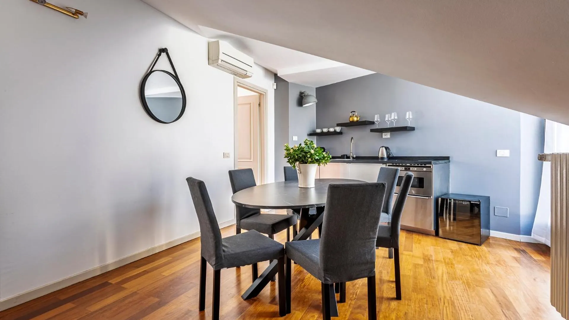 Elegant 2 Bedrooms Apartments Near Duomo Milan