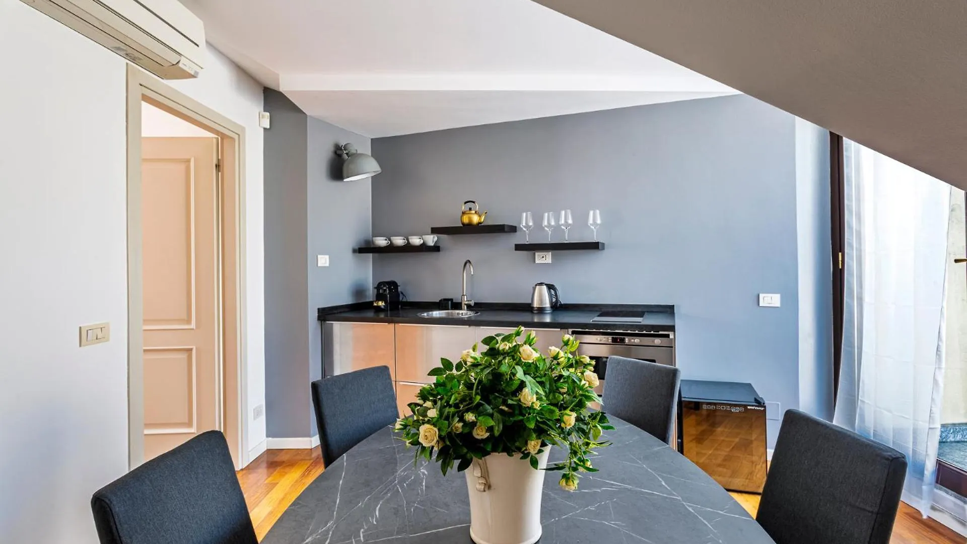 Elegant 2 Bedrooms Apartments Near Duomo Milan