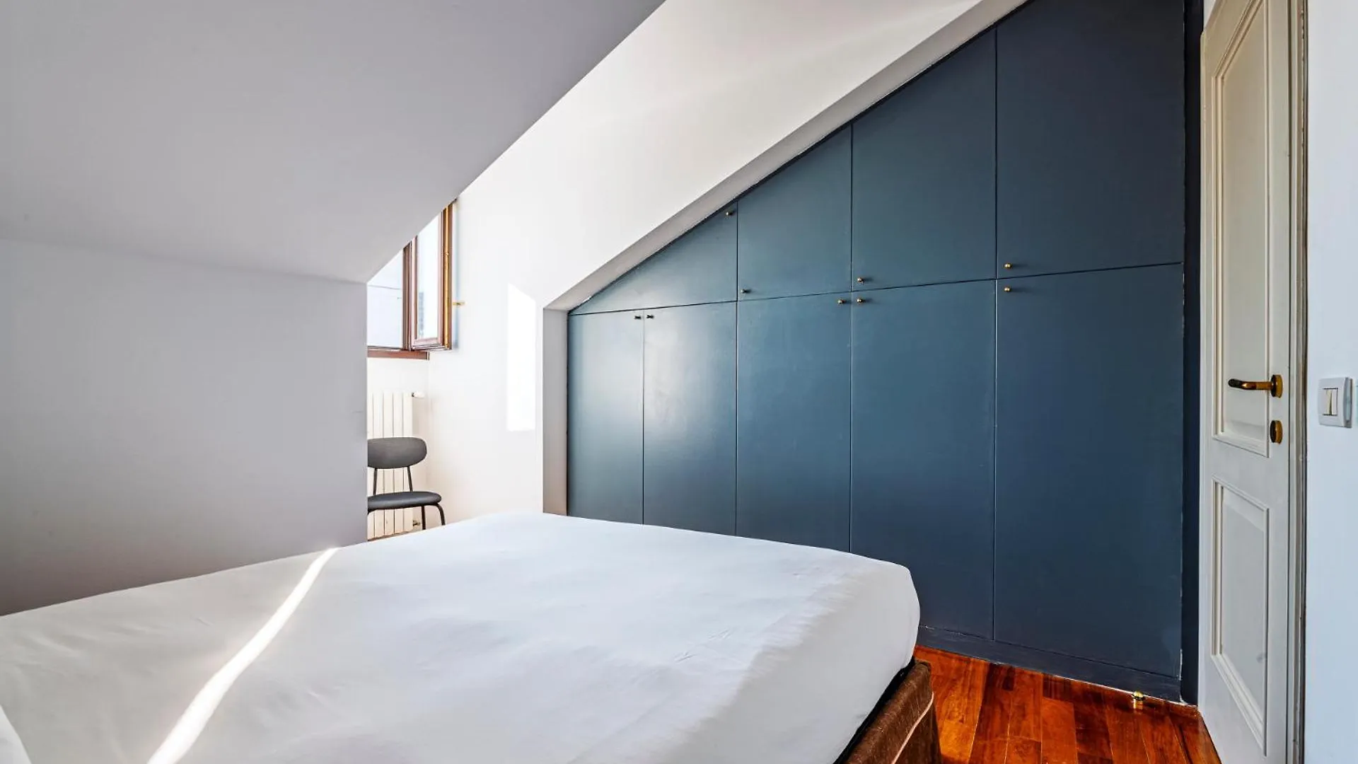 Elegant 2 Bedrooms Apartments Near Duomo Milan