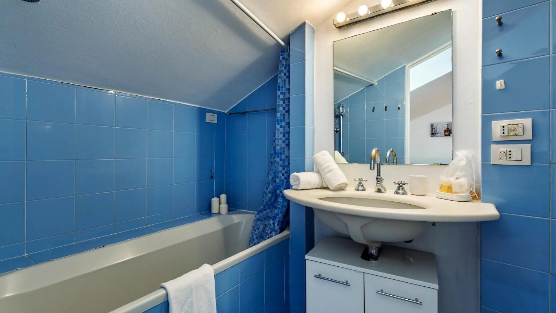Elegant 2 Bedrooms Apartments Near Duomo Milan